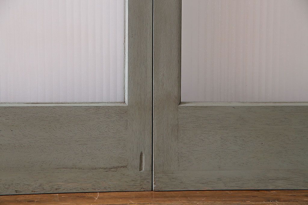 ペイント家具　光を取り込む銀モールガラス入り格子戸(ガラス戸、引き戸、建具)