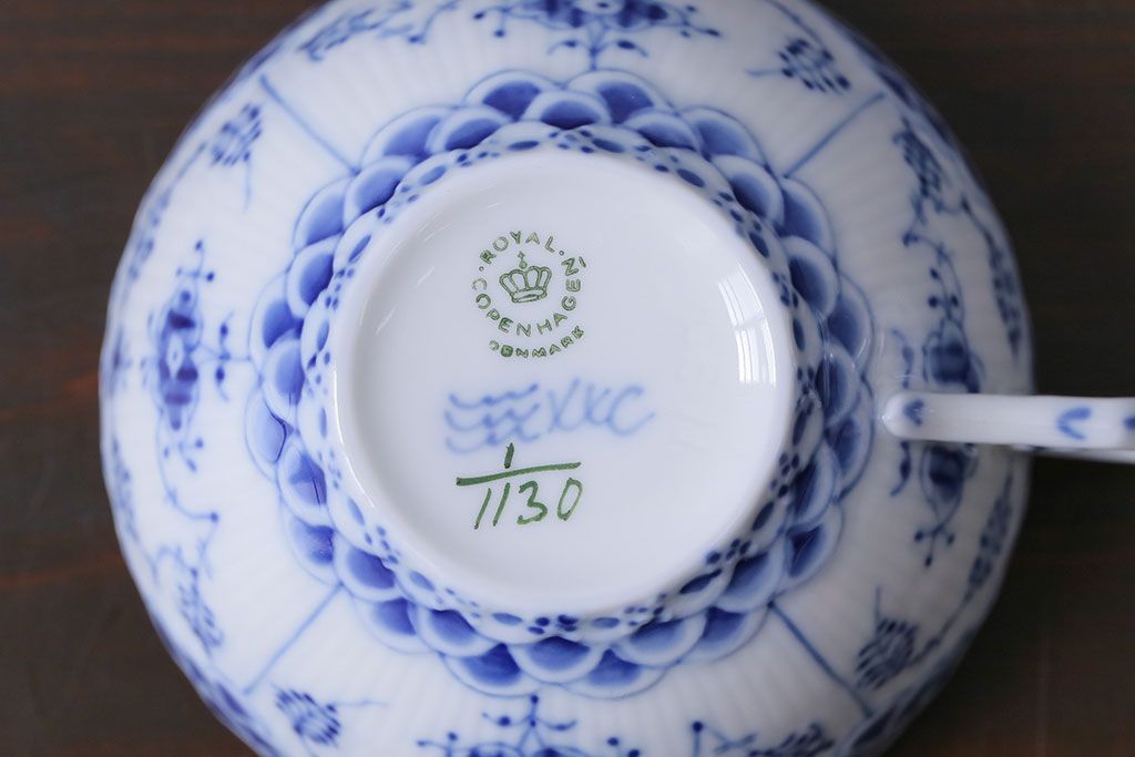 アンティーク雑貨　中古　ROYAL COPENHAGEN(ロイヤルコペンハーゲン)　ブルーフルーテッド　フルレース　カップ&ソーサー(ティーカップ、洋食器)2客セット(定価約8万6千円)(2)