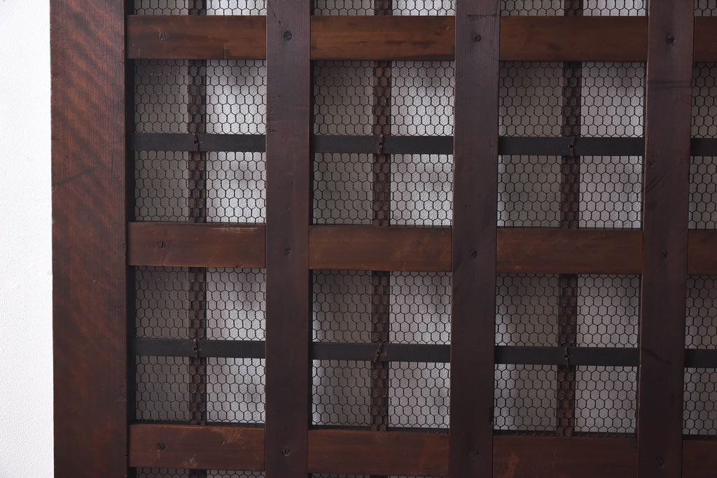 和製アンティーク　金網入り!　大振りの金具が目を惹く鉄格子蔵戸(引き戸、蔵戸、玄関戸)