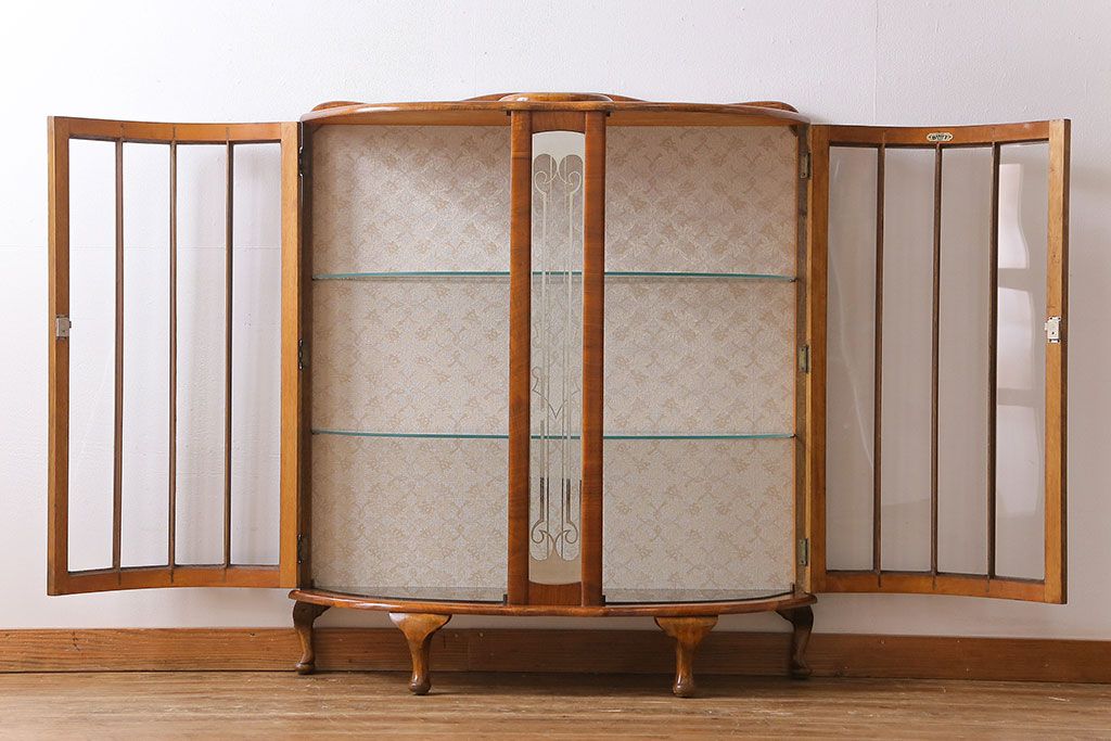 イギリス家具　ウォールナット材　ディスプレイを引き立てる気品漂うガラスケース(ガラスキャビネット、飾り棚、陳列棚)