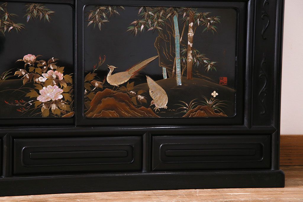 ビンテージ家具　ビンテージ　伝統工芸　螺鈿と蒔絵が目を惹く高級感あふれる飾り棚(茶棚)