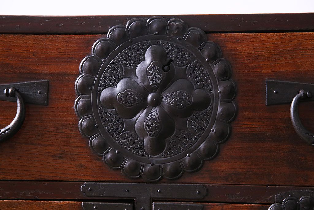 アンティーク家具　和製アンティーク　前面ケヤキ材使用　立体感のある金具の姫箪笥(時代箪笥)