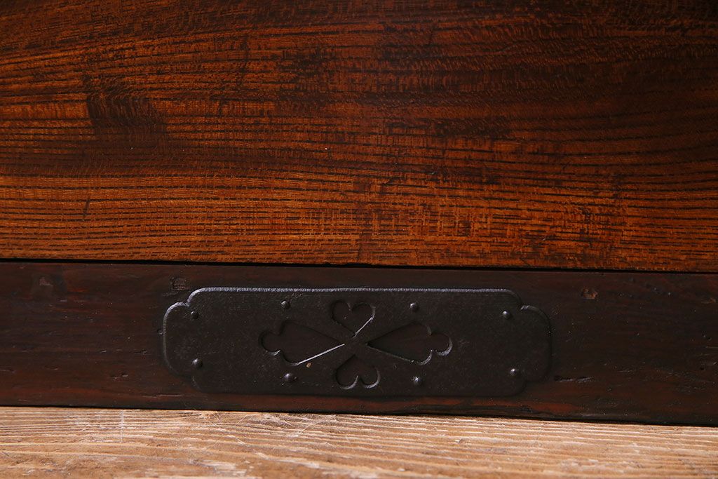 アンティーク家具　和製アンティーク　前面ケヤキ材使用　立体感のある金具の姫箪笥(時代箪笥)