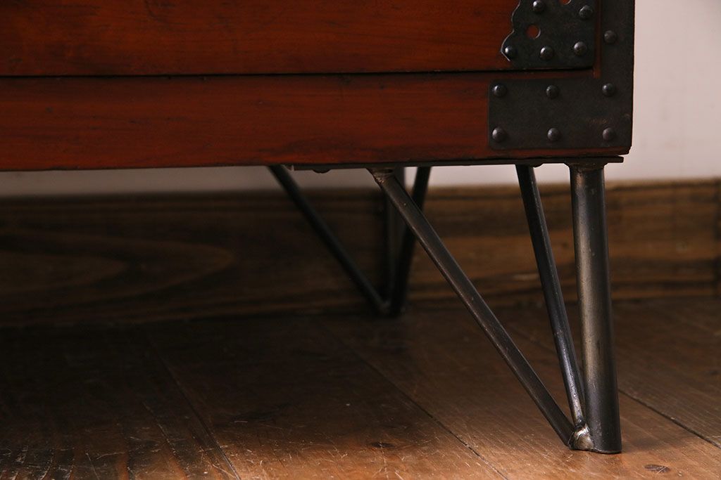 アンティーク家具　和製アンティーク　リメイク　鉄脚付き　朱色の時代箪笥ローボード(テレビボード、ローチェスト)(1)