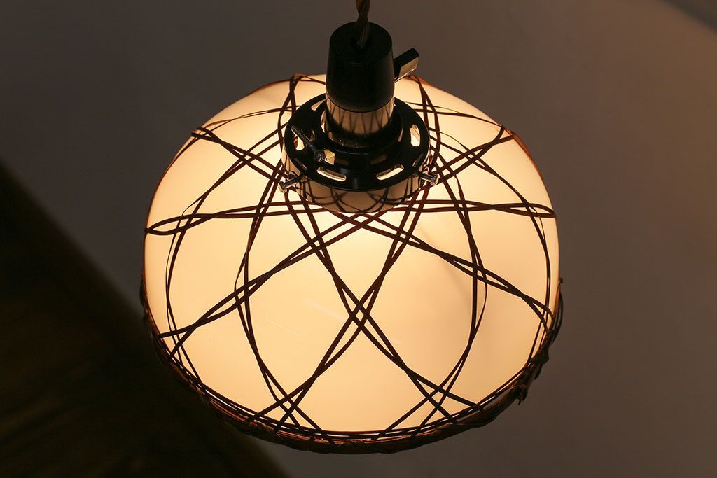 昭和レトロ　網目の竹細工が情緒ある趣きのペンダントライト(天井照明、吊り下げ照明)