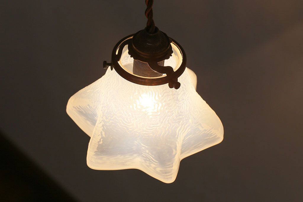 イギリスビンテージ　オパールガラスの可愛らしい星形ペンダントライト(シーリ  ングライト、天井照明)