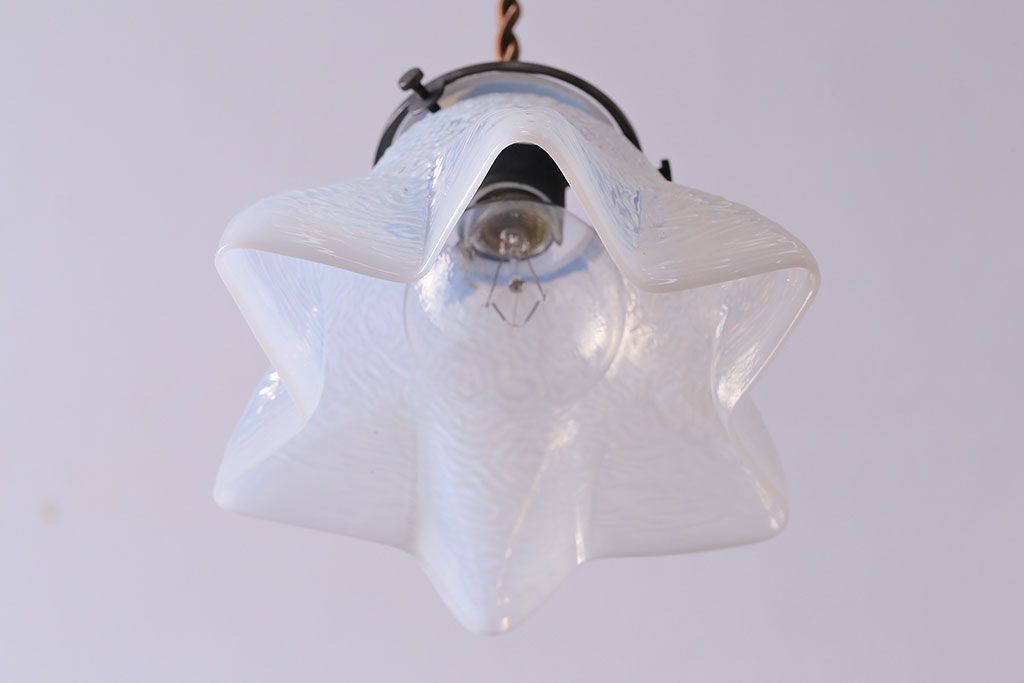 イギリスビンテージ　オパールガラスの可愛らしい星形ペンダントライト(シーリ  ングライト、天井照明)