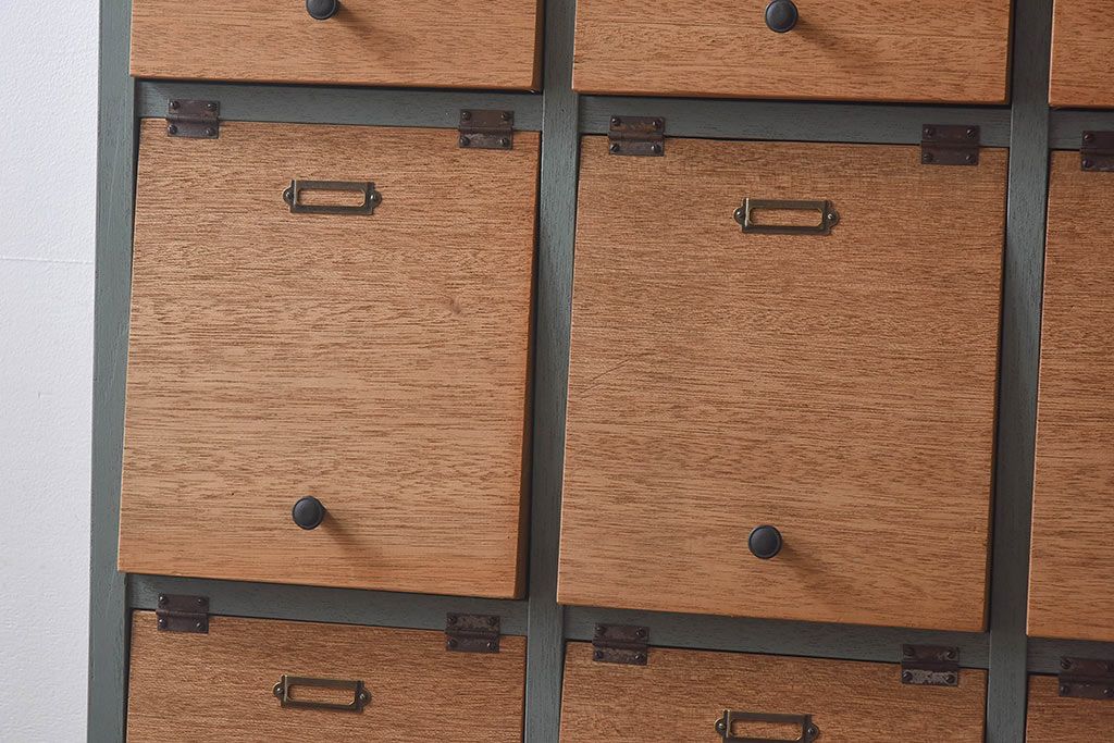 ペイント家具　ラフジュ工房オリジナル　5×4　淡いペイントカラーのパタパタマス目棚(戸棚、下駄箱)