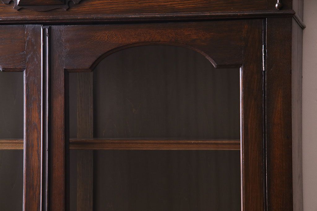 アンティーク家具　イギリスアンティーク　シンプルな扉のデザインとツイストレッグが魅力的なブックケース(本箱、本棚、キャビネット)