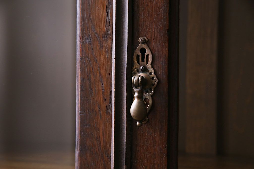 アンティーク家具　イギリスアンティーク　シンプルな扉のデザインとツイストレッグが魅力的なブックケース(本箱、本棚、キャビネット)