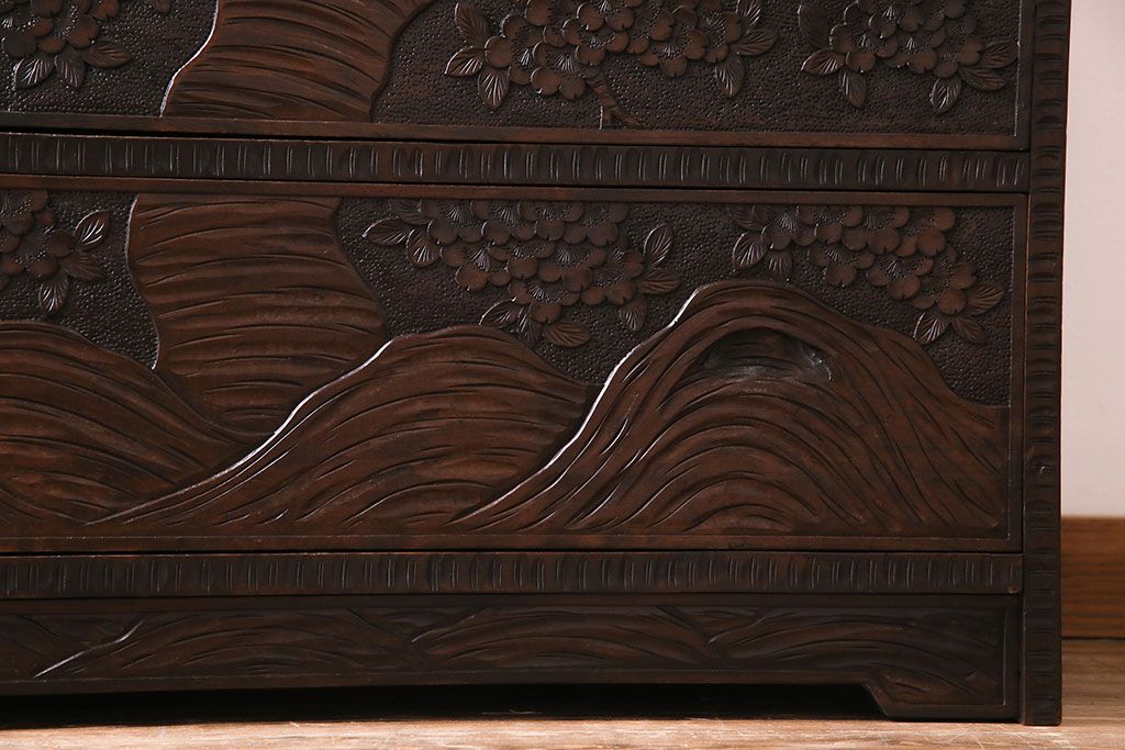 中古美品　伝統工芸　軽井沢彫り　繊細な彫りが豪華さを演出する棚付きチェスト(衣装箪笥、引き出し)