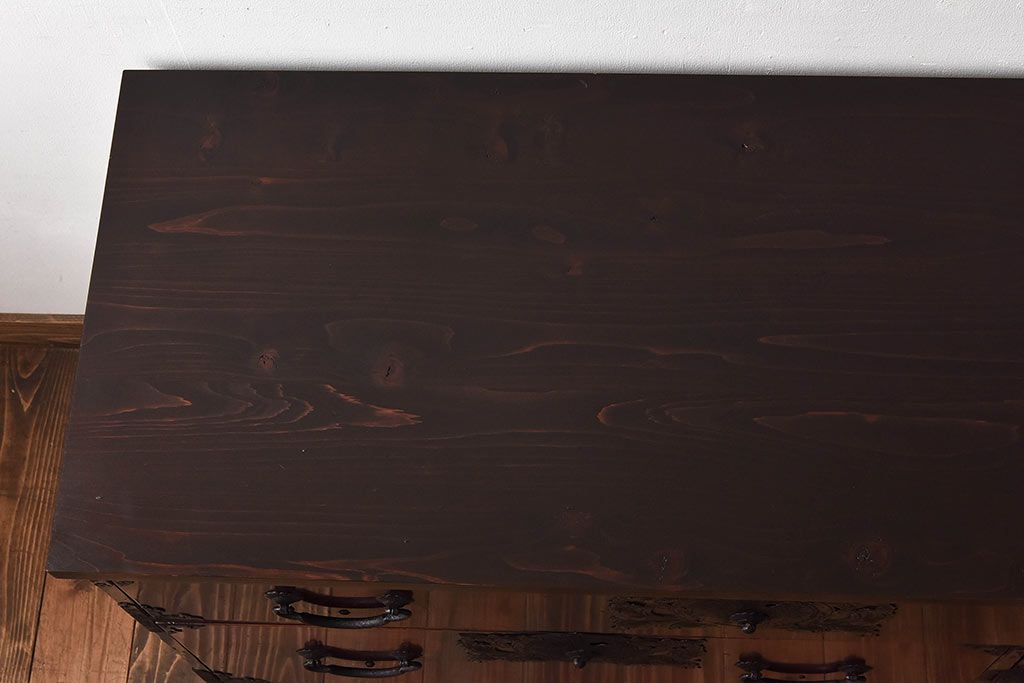 アンティーク家具　和製アンティーク　前面欅材　漆塗り 重厚な飾り金具の脚付き仙台箪笥ローボード(時代箪笥、引き出し、チェスト)