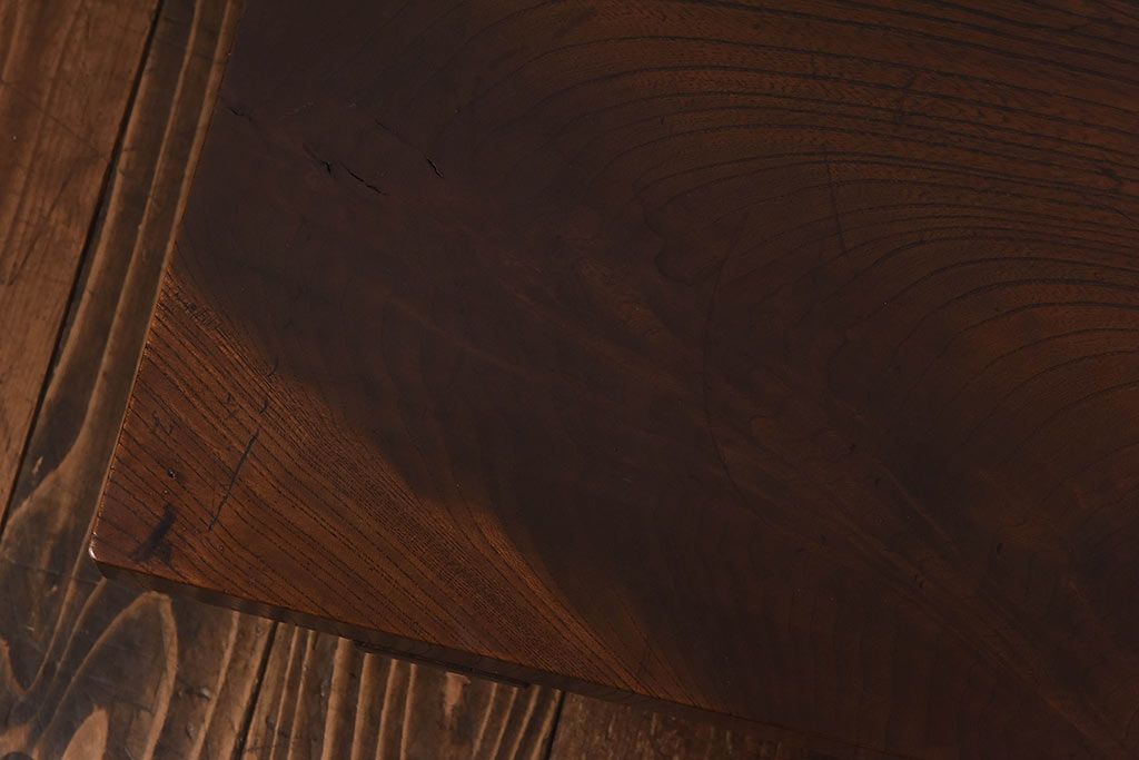 アンティーク家具　総ケヤキ材　丸みのある挽き物の脚が目を惹くケヤキ一枚板の文机(座卓、センターテーブル)