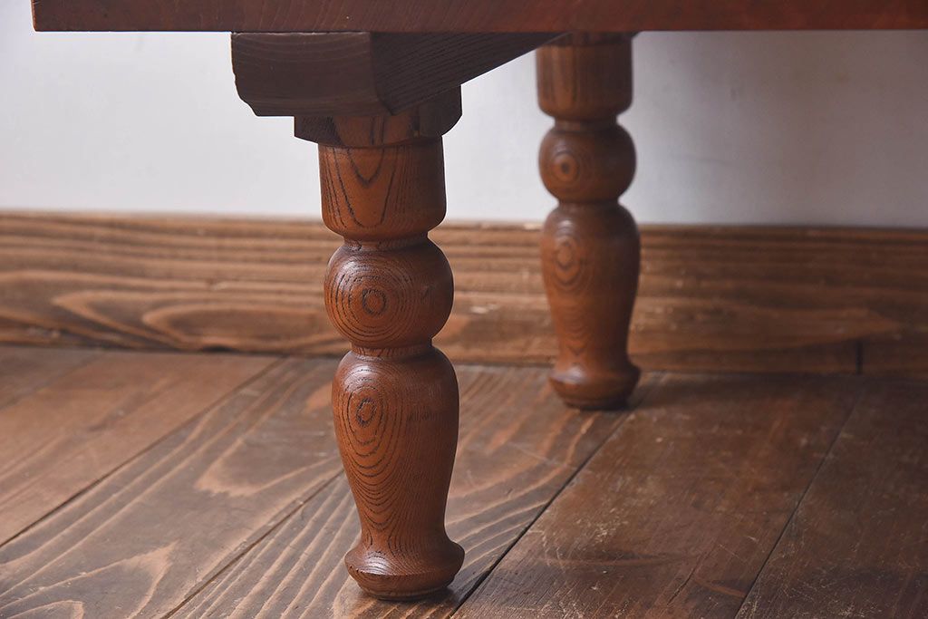 アンティーク家具　総ケヤキ材　丸みのある挽き物の脚が目を惹くケヤキ一枚板の文机(座卓、センターテーブル)