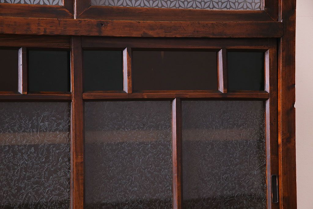 レトロ家具　和製アンティーク　オリジナル花ガラス入り!　レトロなアンティーク色ガラスが魅力的な食器棚(収納棚、キッチンボード、戸棚)