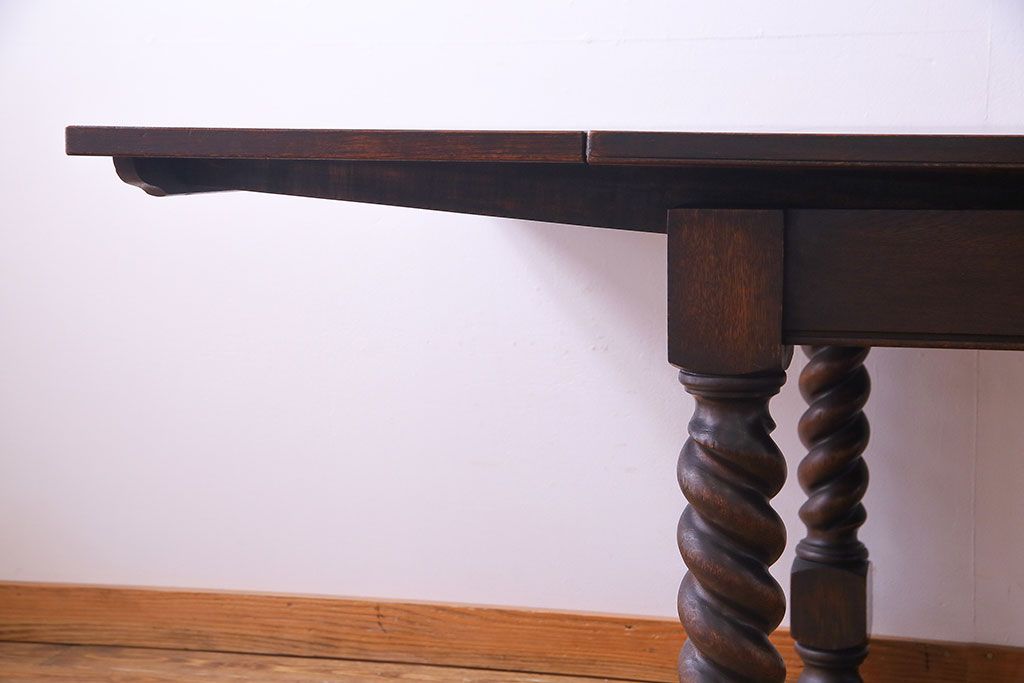 アンティーク家具　イギリスアンティーク　太めのツイストレッグが存在感を放つエクステンションテーブル(ダイニングテーブル、ドローリーフテーブル)