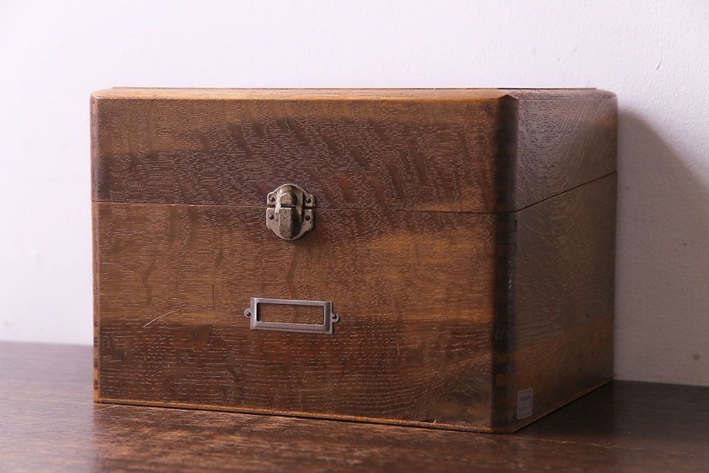 アンティーク雑貨 ナラ材製 昔懐かしい雰囲気が漂うシンプルな薬箱(木