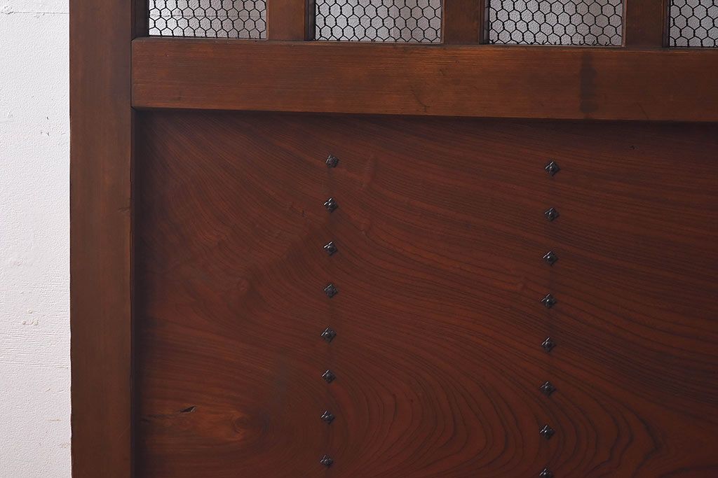 和製アンティーク　ヒノキ・ケヤキ材　菱形の鋲が粋な金網格子蔵戸(引き戸、建具、玄関戸)