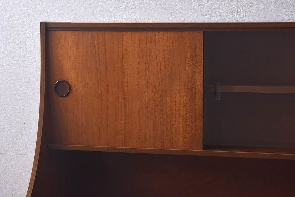 北欧家具　チーク材のなめらかな木肌が美しいサイドボード(飾り棚、カップボード、キッチンボード)