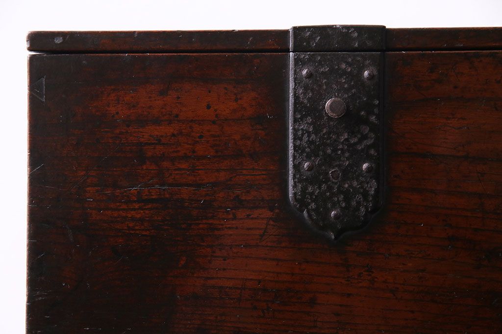 アンティーク雑貨　和製アンティーク　ケヤキ材　古い質感の金具が目を惹く硯箱(小引き出し、小物入れ、木箱)
