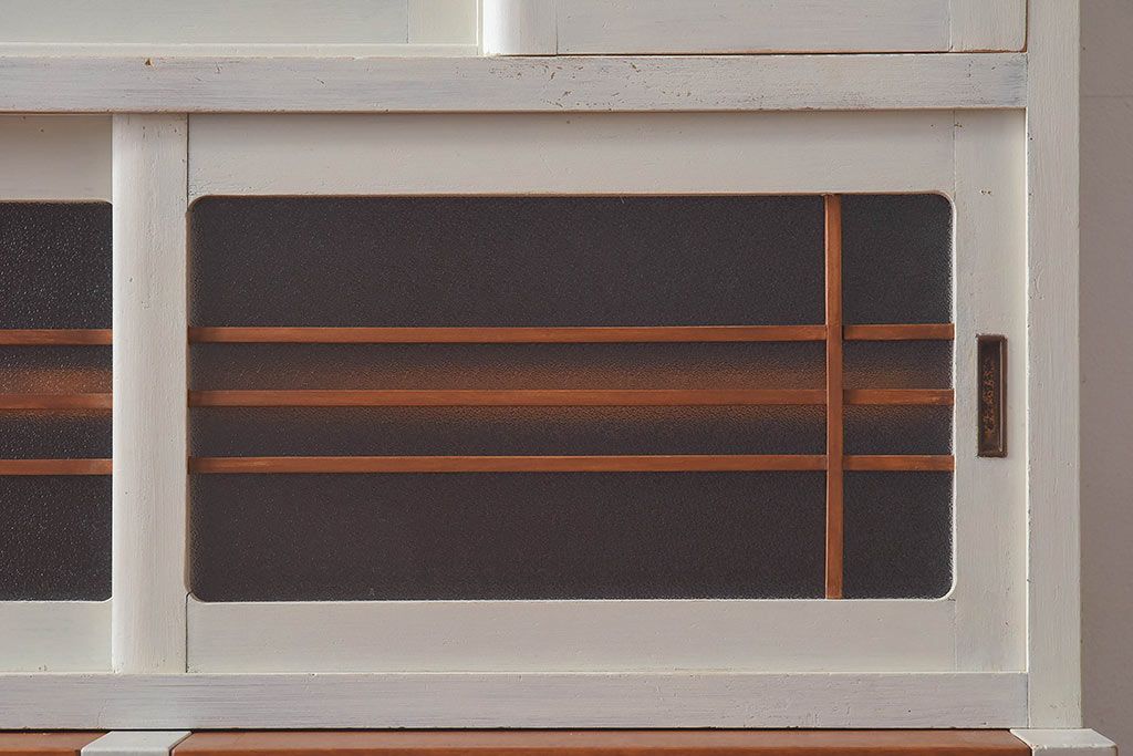 レトロ家具　昭和レトロ　引き出せる作業台付き　柔らかな雰囲気漂うアンティークペイントの食器棚(カップボード、収納棚)