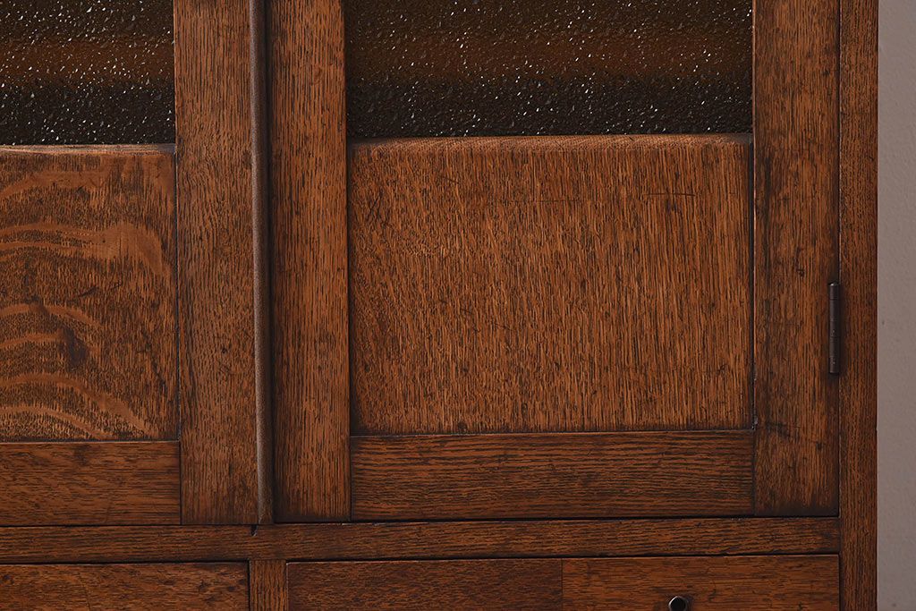 アンティーク家具　大正ロマン　当時物色ガラス　モダンな扉のデザインが目を惹く本箱(収納棚、キャビネット)