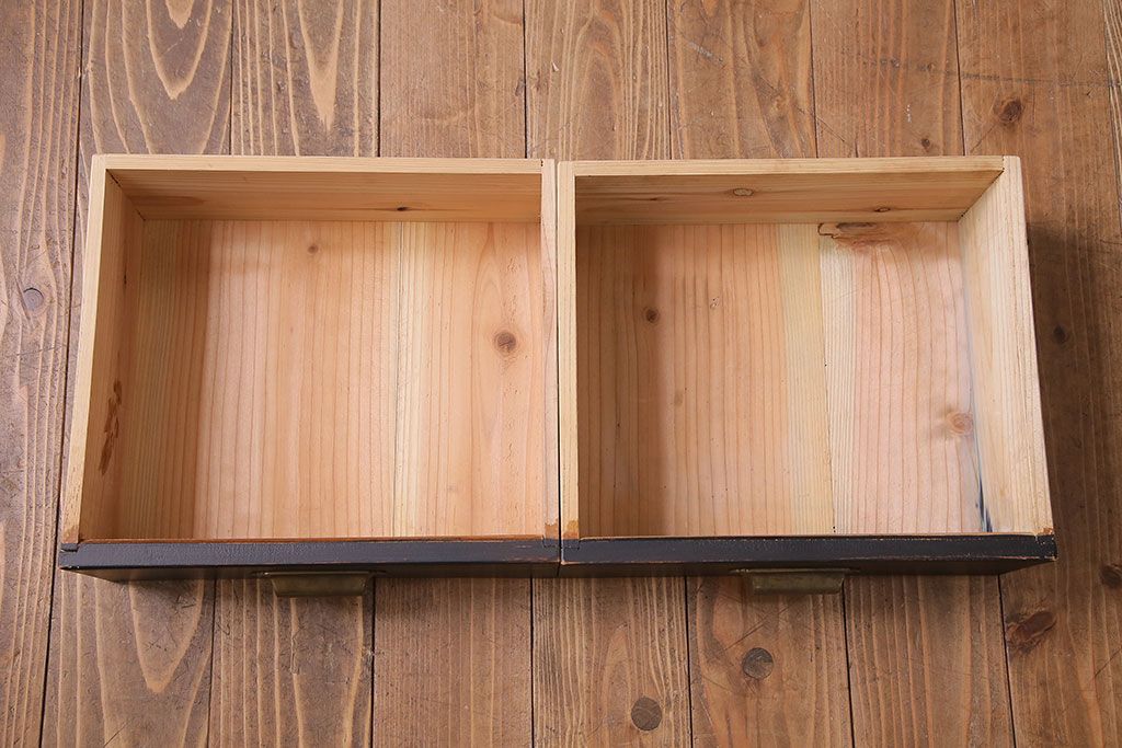 ペイント家具　レトロシックなモールガラス入りブックケース(本箱、キャビネット、収納棚、戸棚)