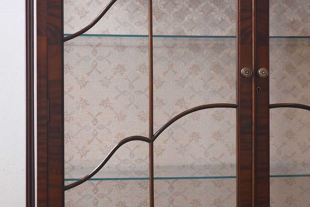 アンティーク家具　イギリスアンティーク　マホガニー材　優美な佇まいが魅力的なガラスケース(飾り棚、陳列棚、ショーケース)