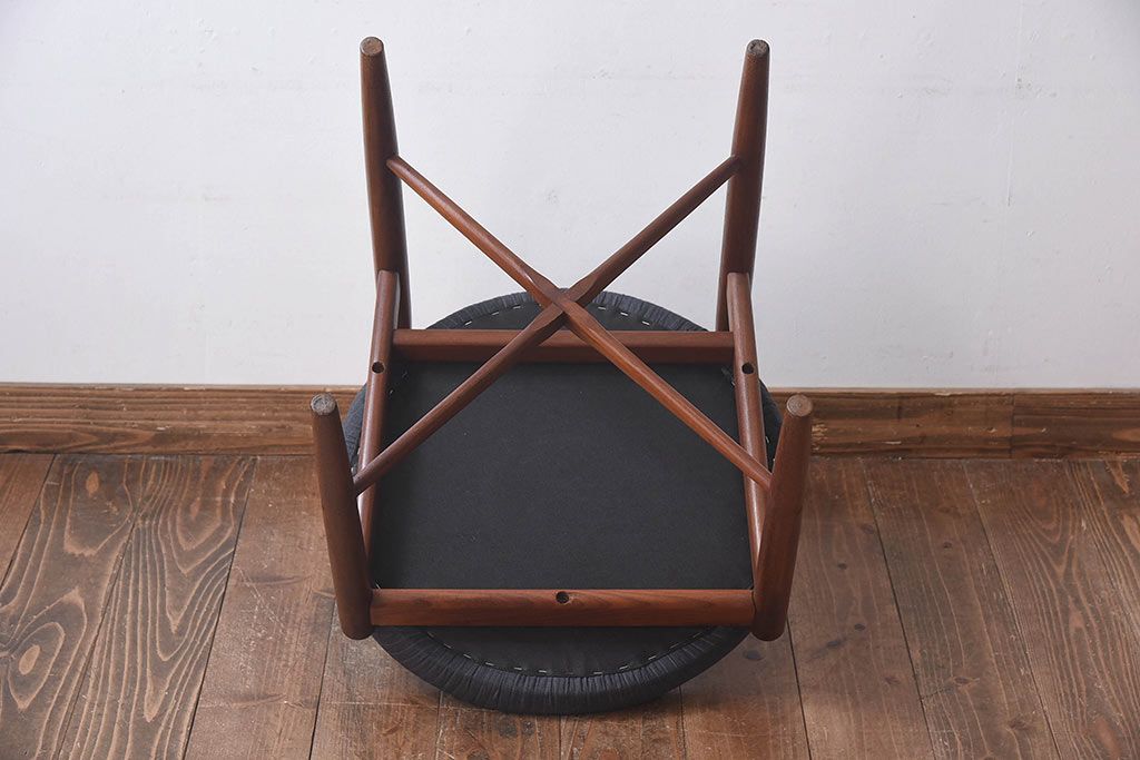 ヴィンテージ家具　北欧ビンテージ　G-PLAN(ジープラン)　Fresco(フレスコ)　ダークカラーのピンストライプがおしゃれなダイニングチェア(サーキュラーチェア、椅子)