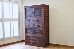 アンティーク家具　前面玉杢　極厚金具の三方欅美濃帳場箪笥
