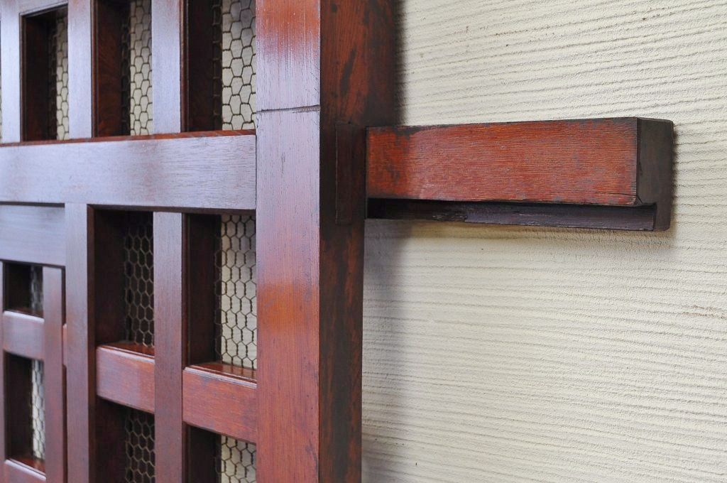 分厚い欅材の上質な漆塗りくぐり戸(蔵戸、玄関戸)