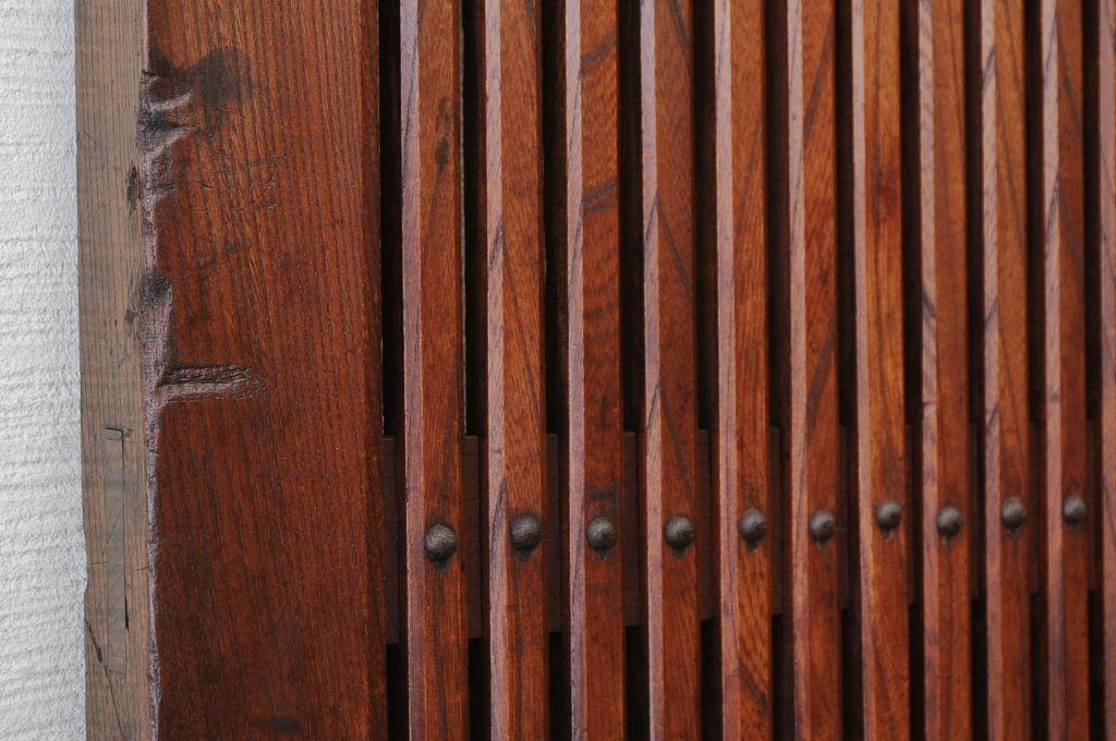 美品!古い欅材の漆塗り格子蔵戸(玄関戸)