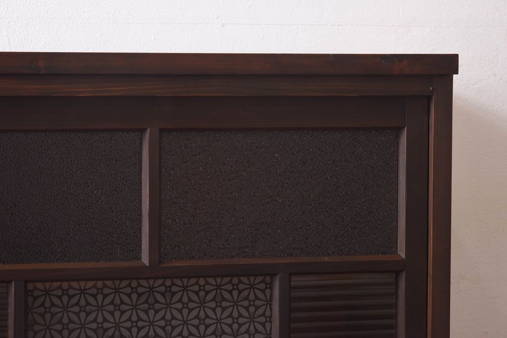ラフジュ工房オリジナル　花菱模様のガラス入り戸棚(サイドボード、収納棚、リビングボード)(1)(R-030311)