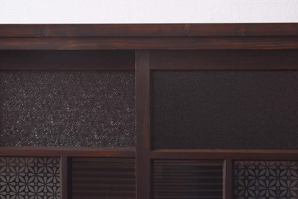 ラフジュ工房オリジナル　花菱模様のガラス入り戸棚(サイドボード、収納棚、リビングボード)(1)(R-030311)