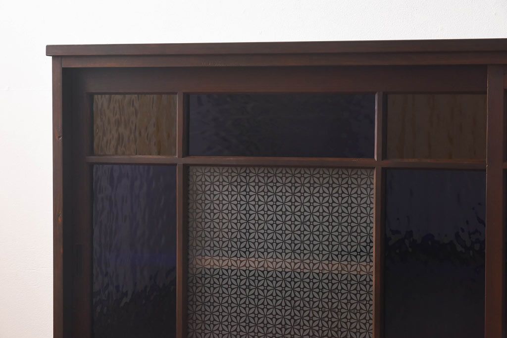 ラフジュ工房オリジナル　色ガラス・花菱模様のガラス入り　大正ロマンな大型戸棚(食器棚、収納棚、サイドボード、店舗什器)