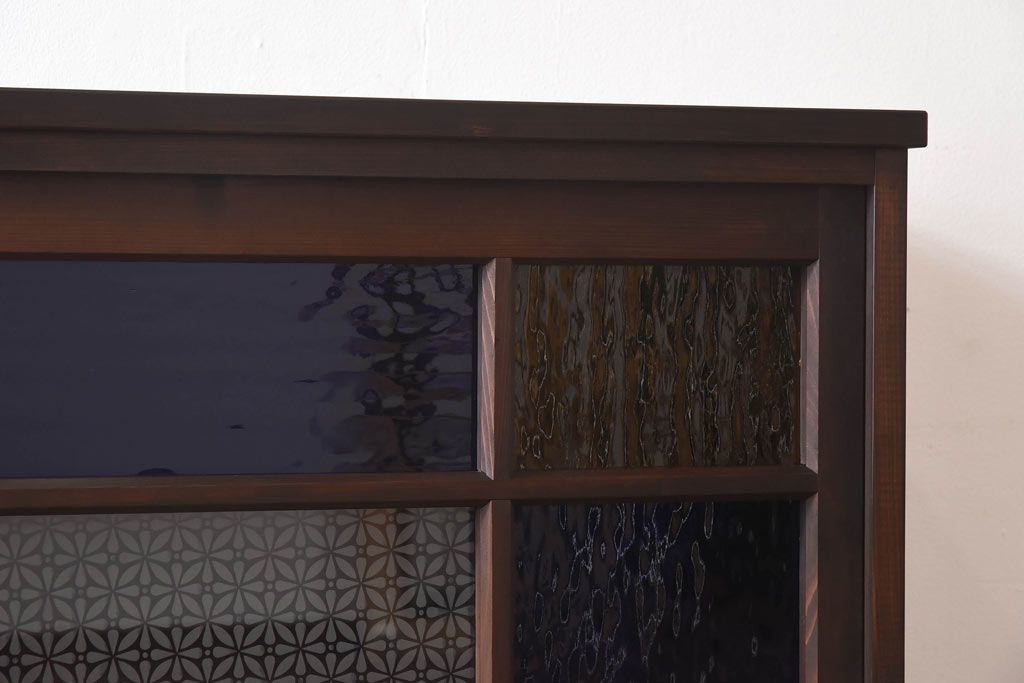 ラフジュ工房オリジナル　色ガラス・花菱模様のガラス入り　大正ロマンな大型戸棚(食器棚、収納棚、サイドボード、店舗什器)