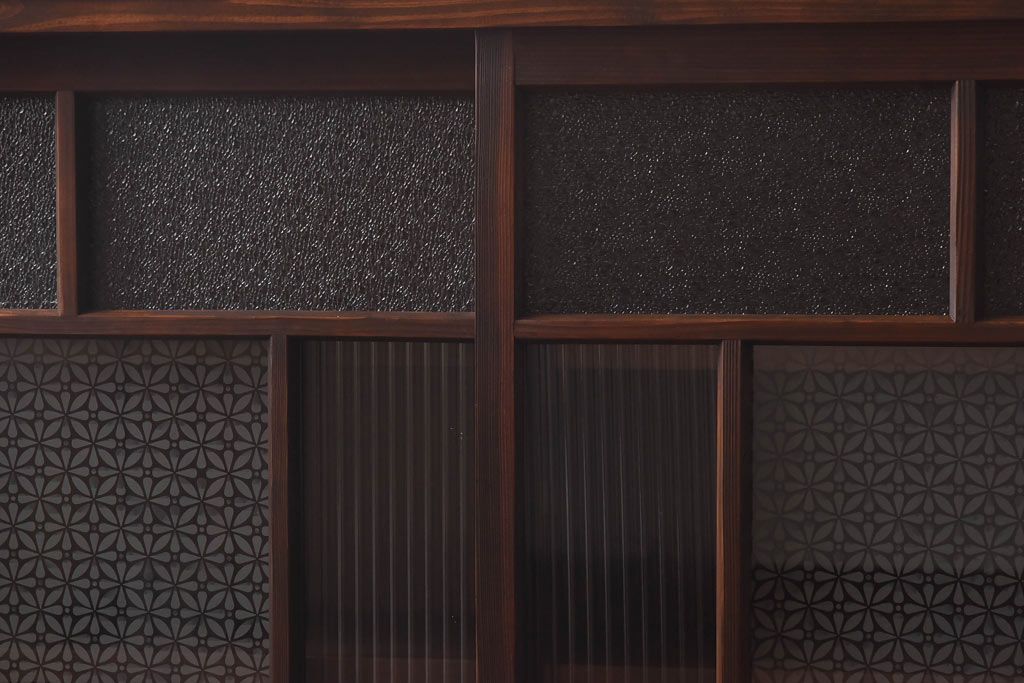 ラフジュ工房オリジナル　花菱模様のガラス入り戸棚(サイドボード、収納棚、リビングボード)(2)(R-030313)