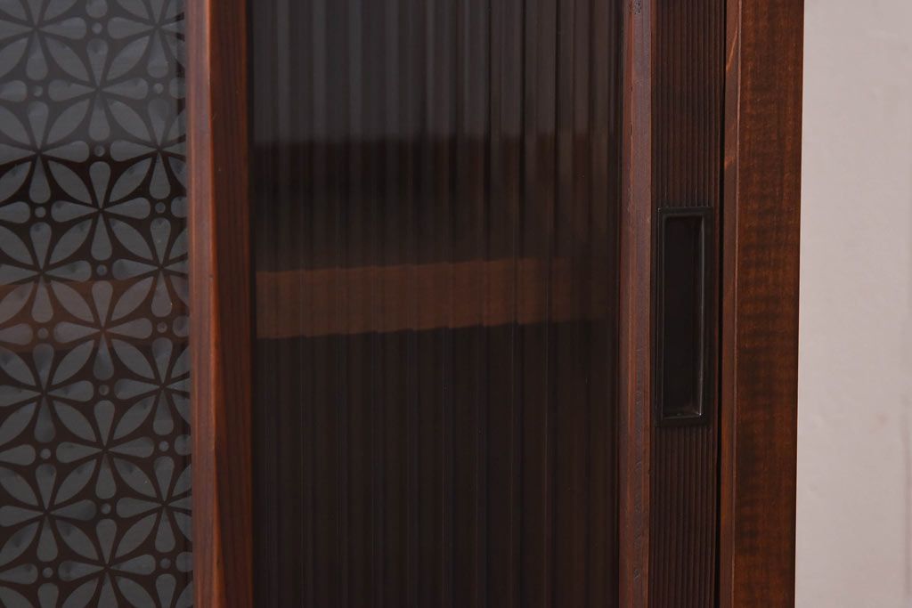 ラフジュ工房オリジナル　花菱模様のガラス入り戸棚(サイドボード、収納棚、リビングボード)(2)(R-030313)