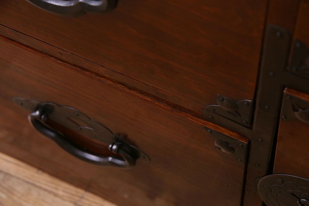 アンティーク家具　和製アンティーク　リメイク　桜丸金具　栗材の深い色合いが魅力的な米沢箪笥ローボード(ローチェスト、引き出し)(R-030331)