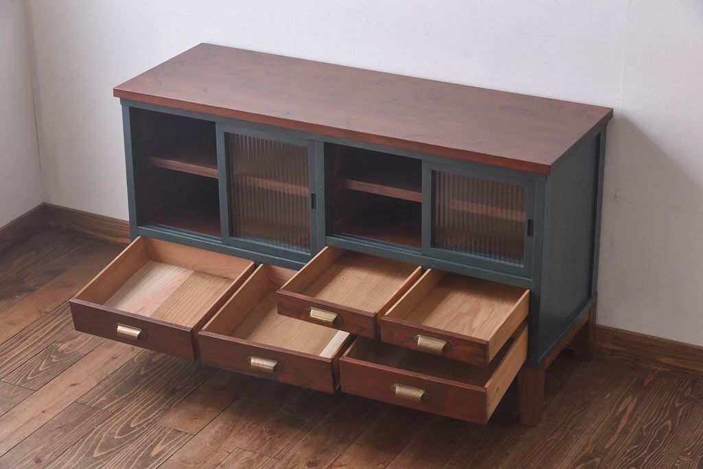 アンティーク家具　和製アンティーク　リメイク　シックでモダンな雰囲気漂うペイントローボード(収納棚、リビングボード)(R-030353)