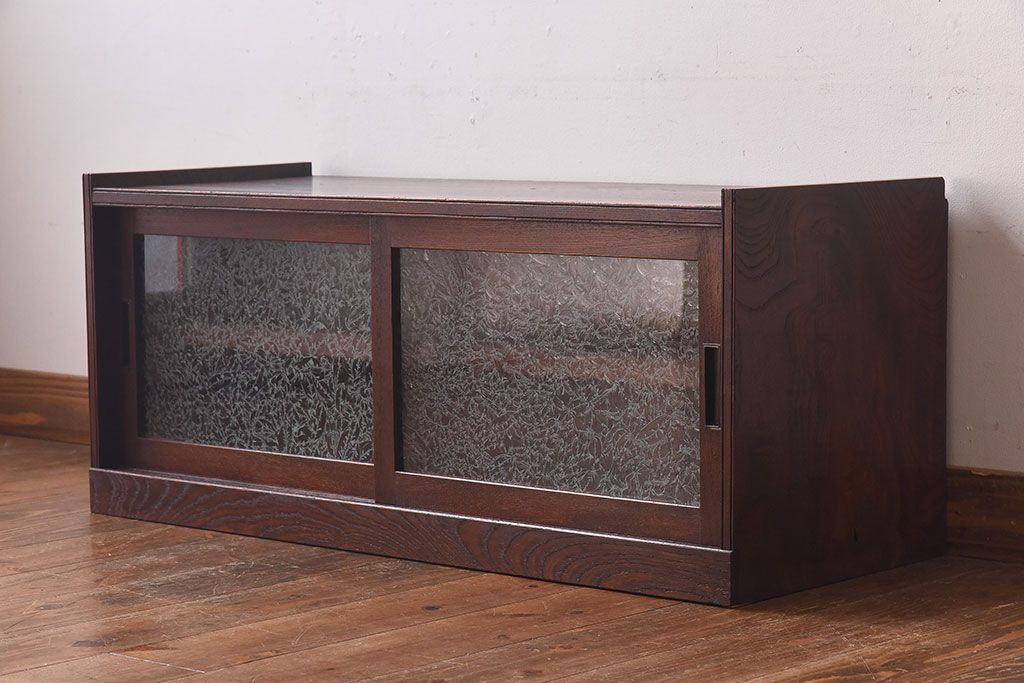 アンティーク家具　和製アンティーク　三方ケヤキ材　葉ガラス入りの上品なローボード(収納棚、リビングボード)(R-030397)