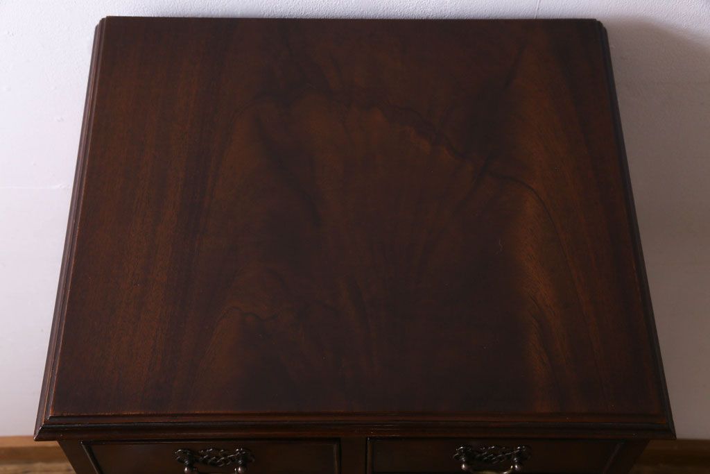 アンティーク家具　イギリスアンティーク　マホガニー材　エレガントな佇まいのサイドチェスト(引き出し、ドロワー)(R-030446)
