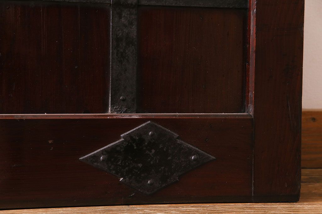 明治期　福井産　重厚な金具と漆塗りが存在感を引き立てる蔵戸(引き戸、建具、玄関戸)