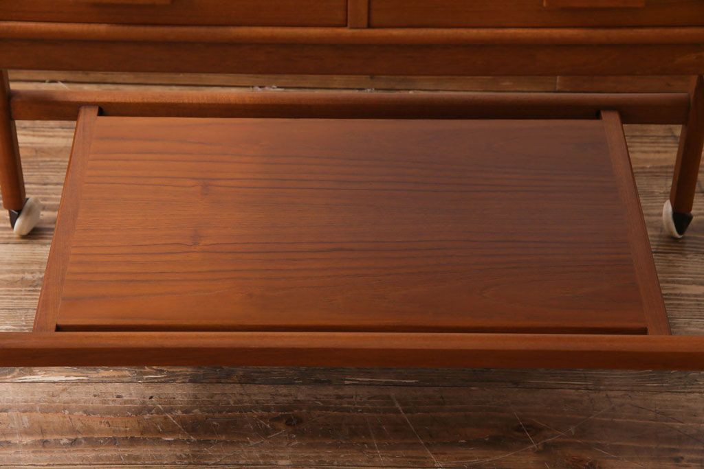 ヴィンテージ家具　北欧ビンテージ　チーク材の色合いが魅力的な引き出し付きトロリーワゴン(キッチンワゴン、サイドテーブル)(R-030466)