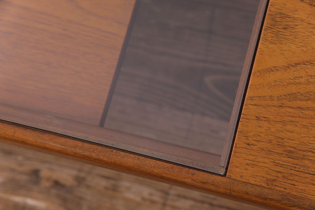 ヴィンテージ家具　北欧ビンテージ　G-PLAN(ジープラン)　ガラストップが格好良いレクタングルテーブル(センターテーブル、ローテーブル)(R-030468)