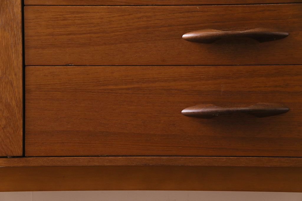 ヴィンテージ家具　北欧ビンテージ　チーク材　シンプルでスタイリッシュなリビングボード(テレビボード、サイドボード)(R-030469)