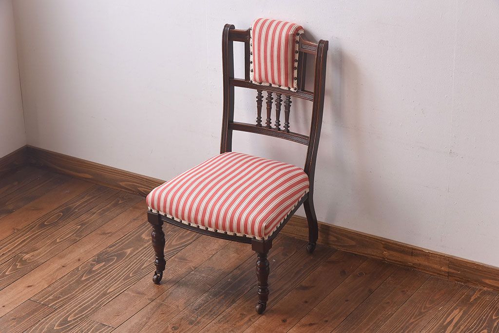 アンティーク家具　イギリスアンティーク　ウォールナット材　上品な佇まいのキャスター付きナーシングチェア(椅子)