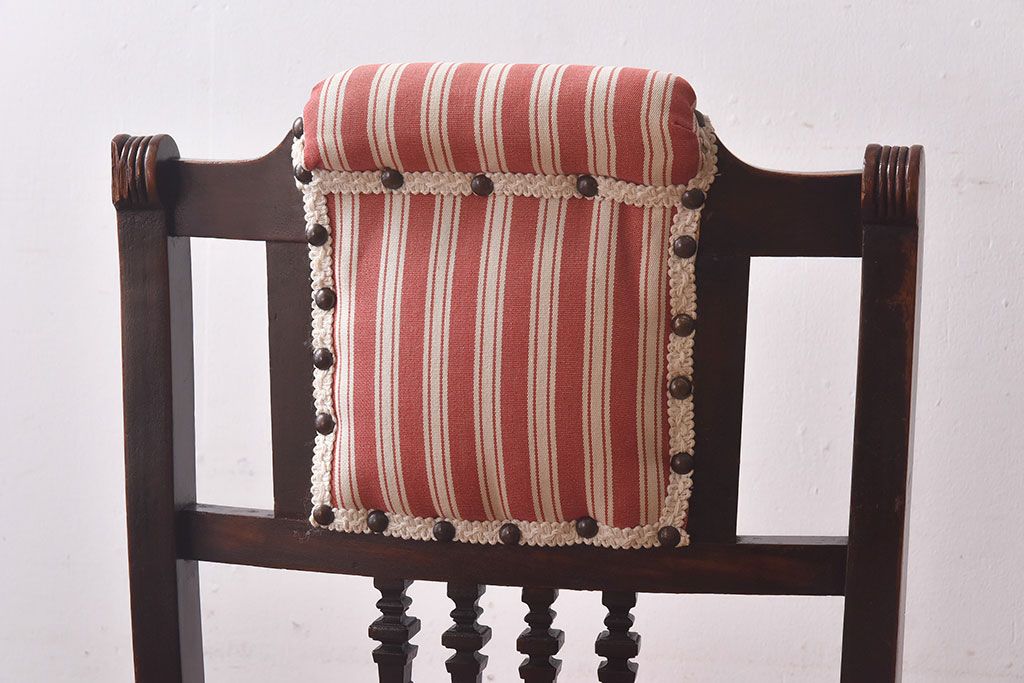 アンティーク家具　イギリスアンティーク　ウォールナット材　上品な佇まいのキャスター付きナーシングチェア(椅子)