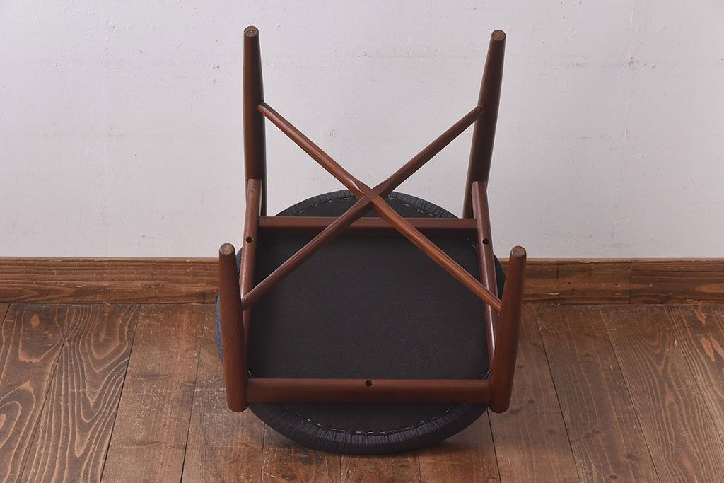 ヴィンテージ家具　北欧ビンテージ　G-PLAN(ジープラン)　Fresco(フレスコ)　ダークカラーのピンストライプがおしゃれなダイニングチェア(サーキュラーチェア、椅子)(2)
