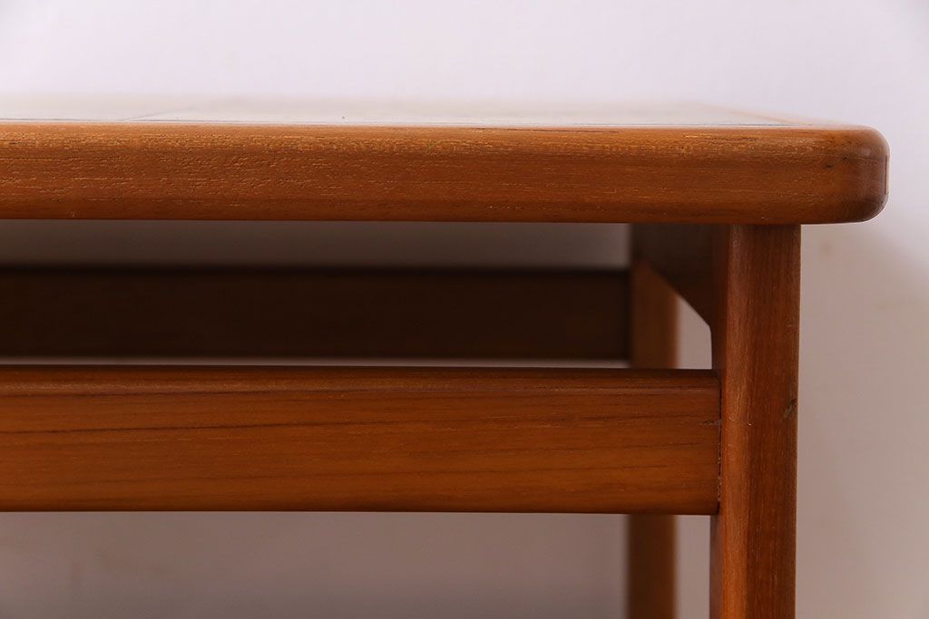 ビンテージ家具　北欧ヴィンテージ　チーク材の温もりとタイルトップが魅力のセンターテーブル(リビングテーブル)